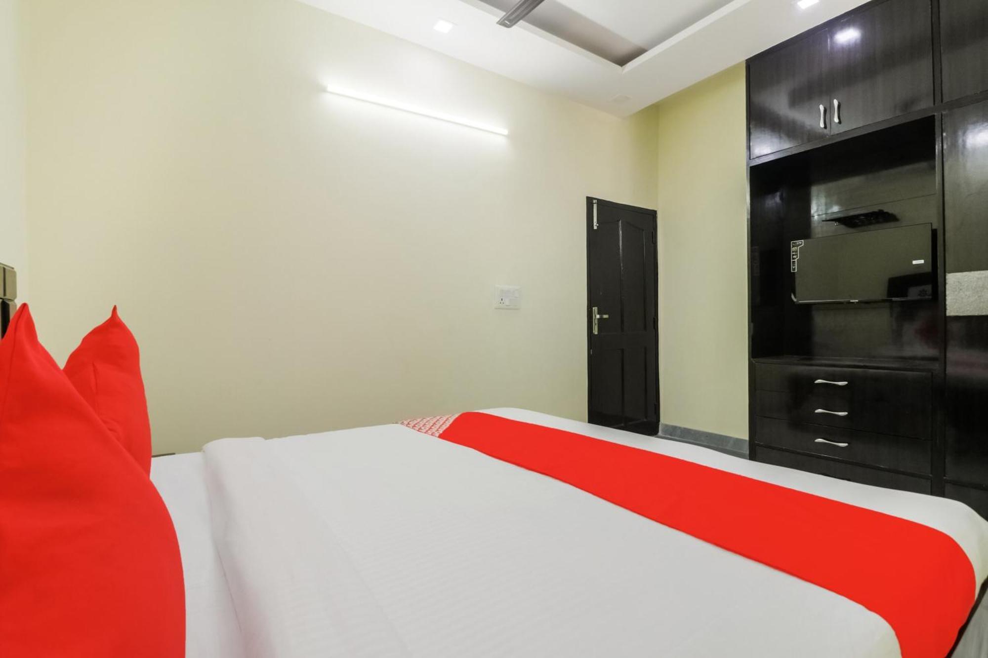 Golden Bridge Hotel New Delhi Buitenkant foto