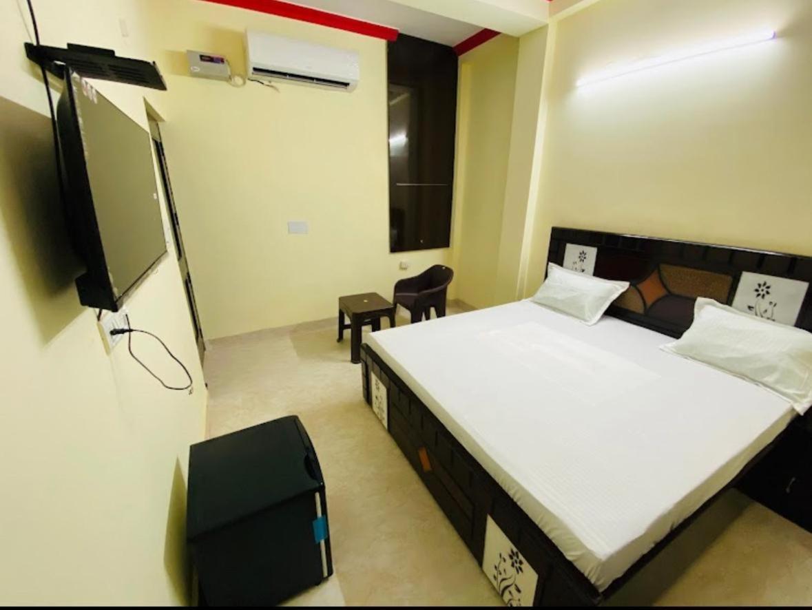 Golden Bridge Hotel New Delhi Buitenkant foto