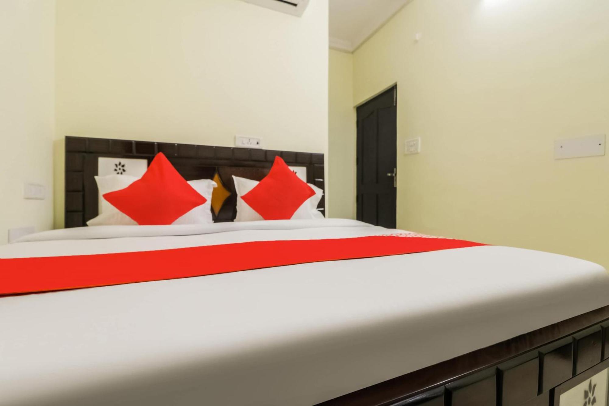 Golden Bridge Hotel New Delhi Buitenkant foto